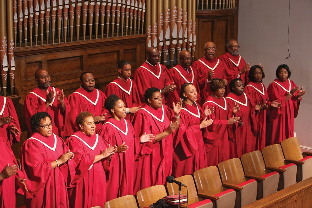 Gospelchor der 16th Street Baptist Church in Birmingham, Alabama, in roten Chorgewändern.