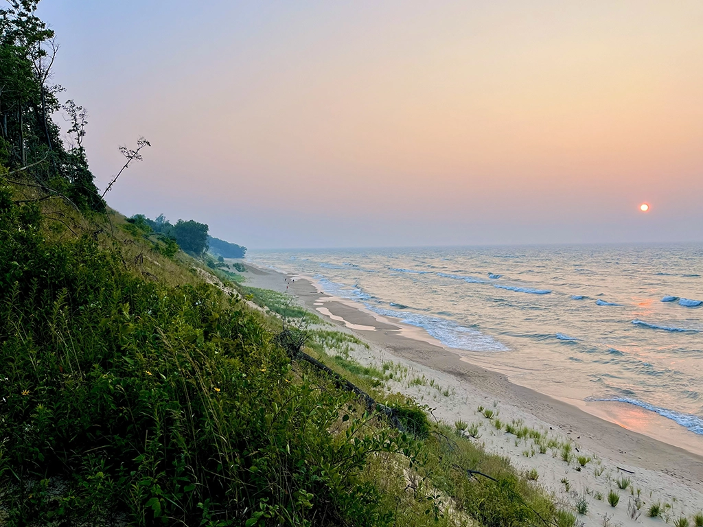 Central Avenue Beach am Lake Michigan bei Sonnenuntergang im Indiana Dunes National Park.