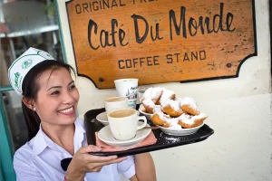 Beignets mit Puderzucker und Café au Lait im Café du Monde in New Orleans