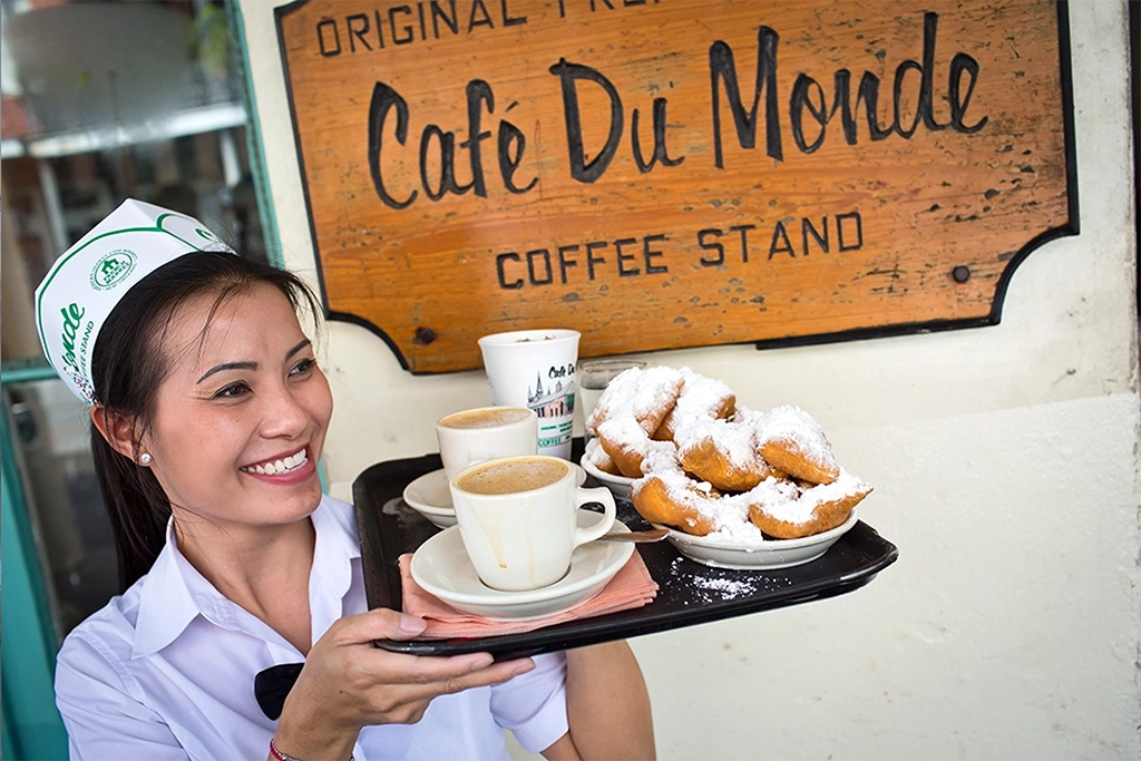 Beignets mit Puderzucker und Café au Lait im Café du Monde in New Orleans