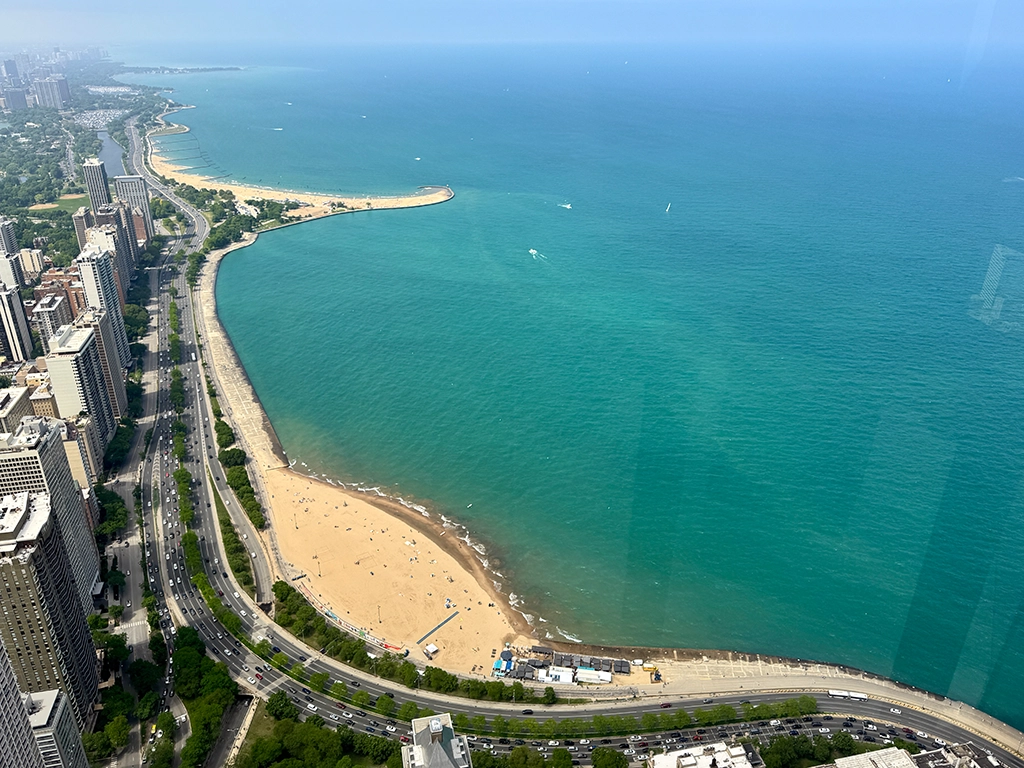 Blick vom 360 Chicago auf die Strände und das türkisfarbene Wasser des Lake Michigan.