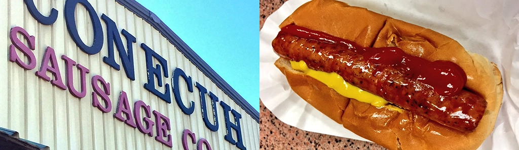 Conecuh Sausage aus Alabama als gegrillte Wurst im Brötchen mit Senf und Ketchup.