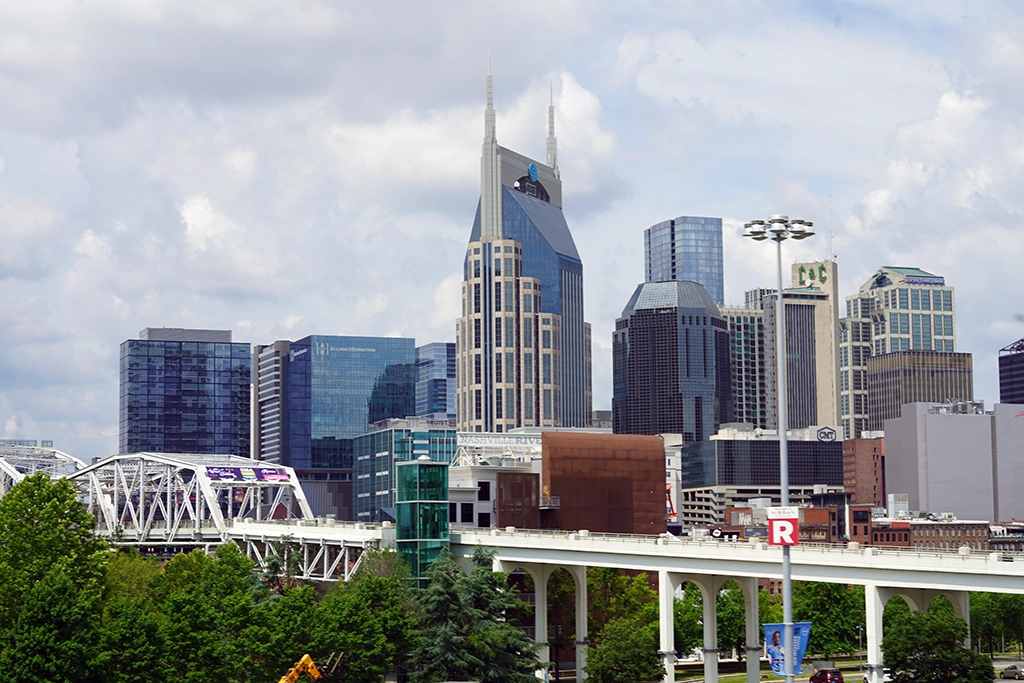 Skyline von Downtown Nashville mit dem markanten AT&T Building und Brücke über den Cumberland River.