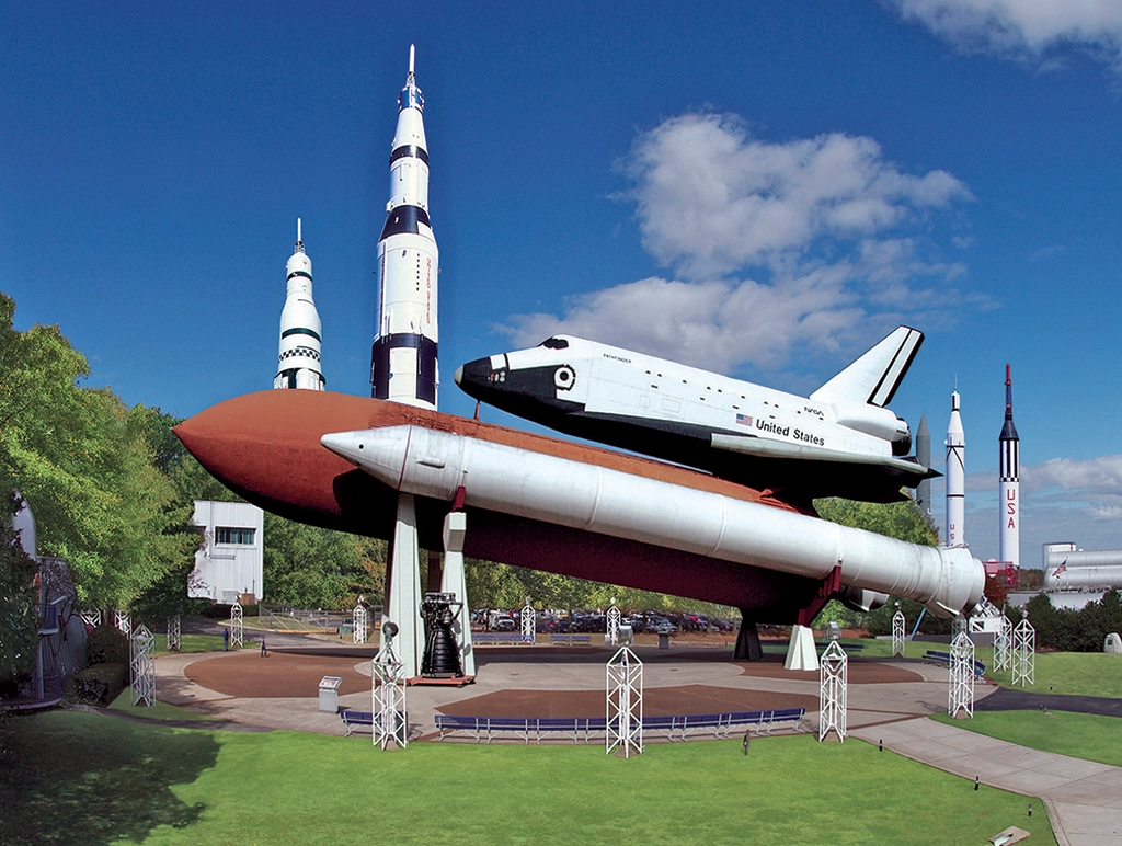Raketen und Space Shuttle Pathfinder im U.S. Space & Rocket Center in Huntsville, Alabama.