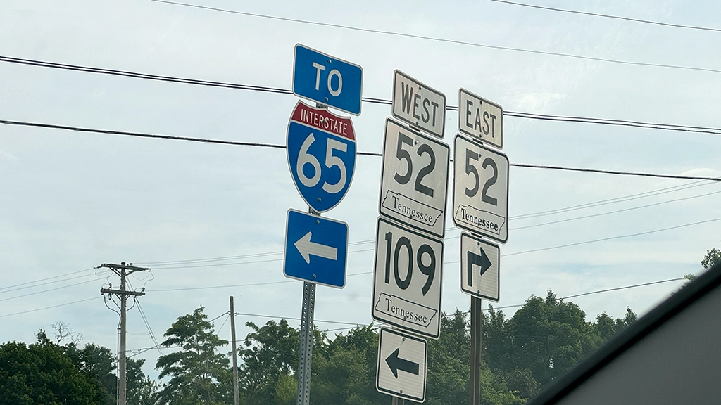 Wegweiser zur Interstate 65 sowie zu den Tennessee State Routes 52 und 109.