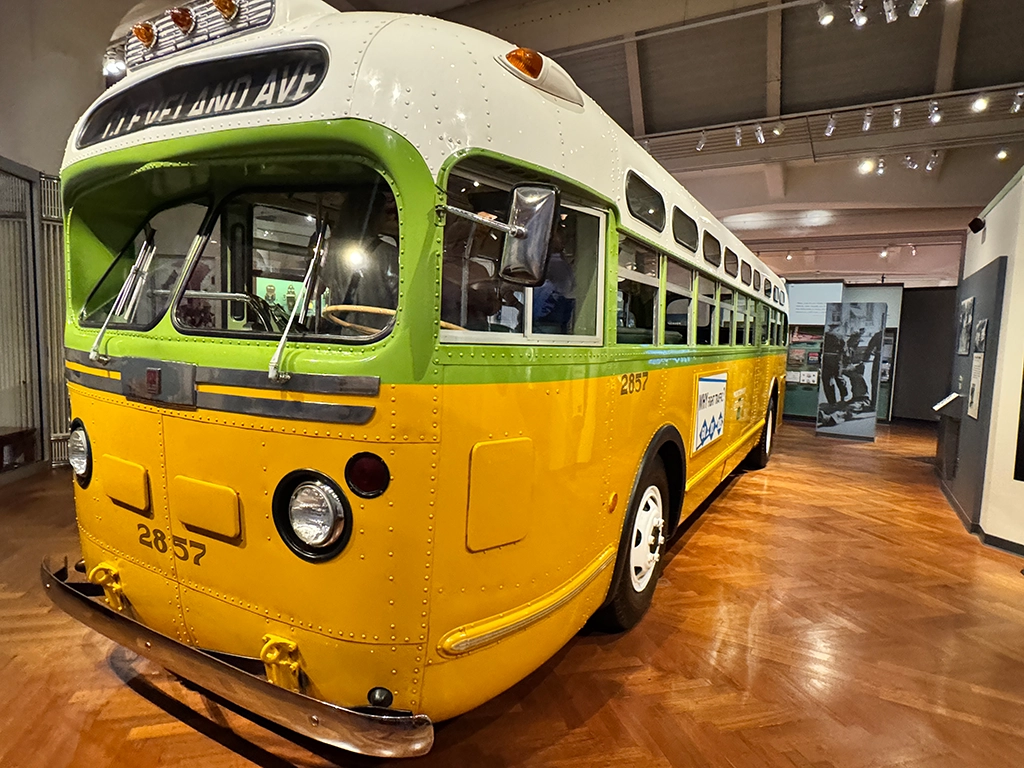 Historischer Montgomery-Stadtbus, in dem Rosa Parks 1955 die Aufgabe ihres Sitzplatzes verweigerte, im Henry Ford Museum.