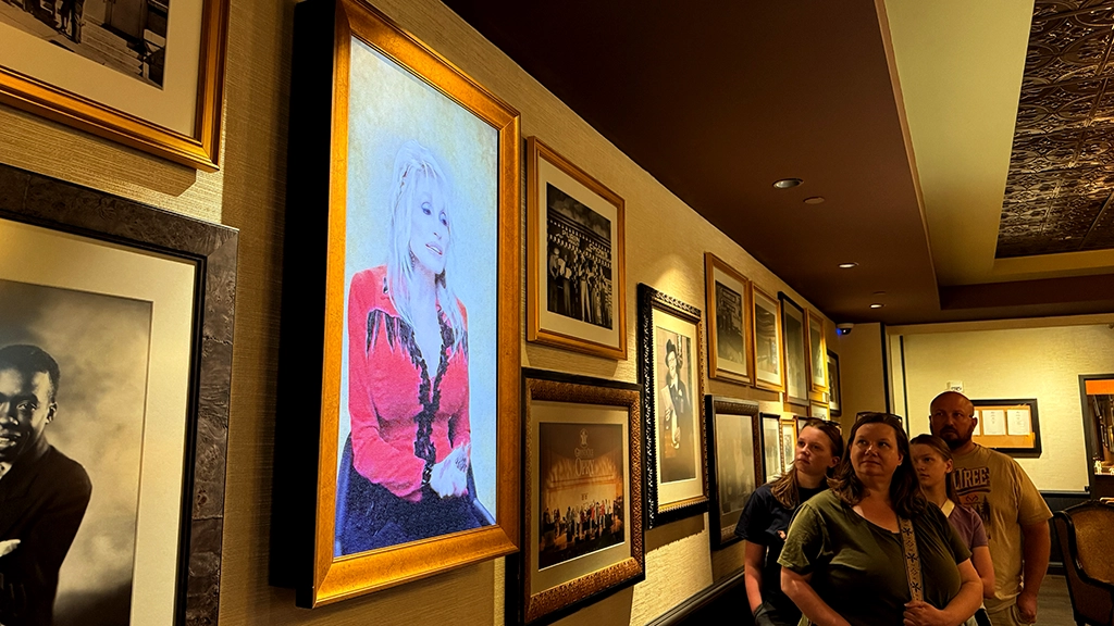 Interaktive Dolly-Parton-Installation bei einer Backstage-Tour durch die Grand Ole Opry in Nashville.