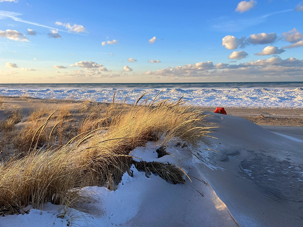 Dünen und Sandstrand an der Kemil Beach im Indiana Dunes National Park am Lake Michigan.