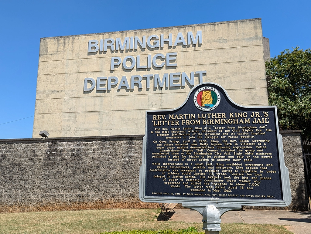 Gedenktafel zu Martin Luther King Jr.s „Letter from Birmingham Jail“ vor dem Birmingham Police Department in Alabama.