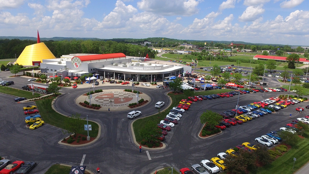National Corvette Museum in Bowling Green, Kentucky, aus der Luft mit zahlreichen Corvettes vor dem Museum.
