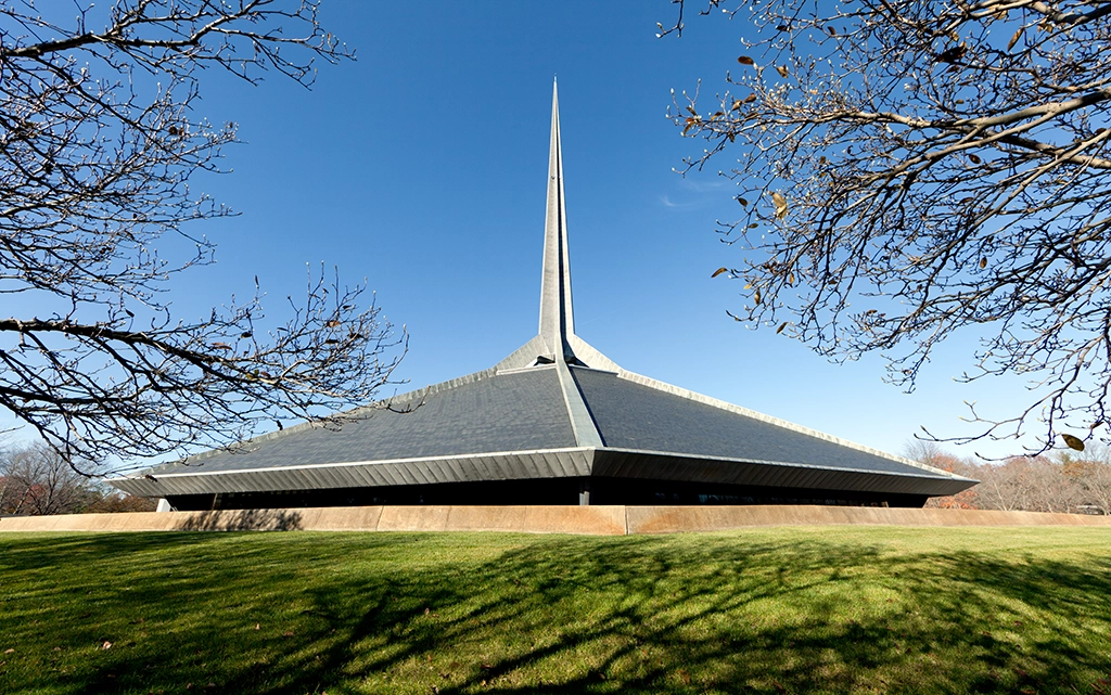 North Christian Church in Columbus, Indiana, mit markantem Spitzdach und hohem Kirchturm.