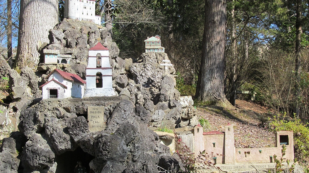 Miniaturbauten der Ave Maria Grotto auf dem Gelände der St. Bernard Abbey in Cullman, Alabama.