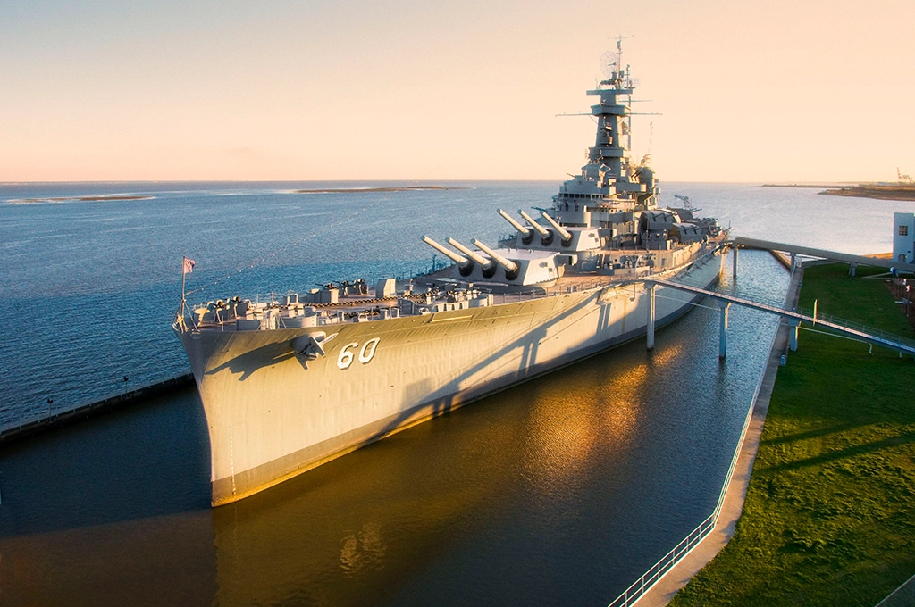 Museumsschiff USS Alabama im Battleship Memorial Park an der Mobile Bay in Alabama.