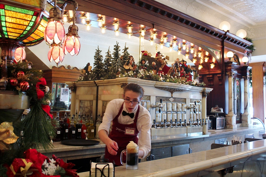 Historische Theke im Zaharakos Ice Cream Parlor in Columbus, Indiana, mit Kellnerin und Root Beer Float.