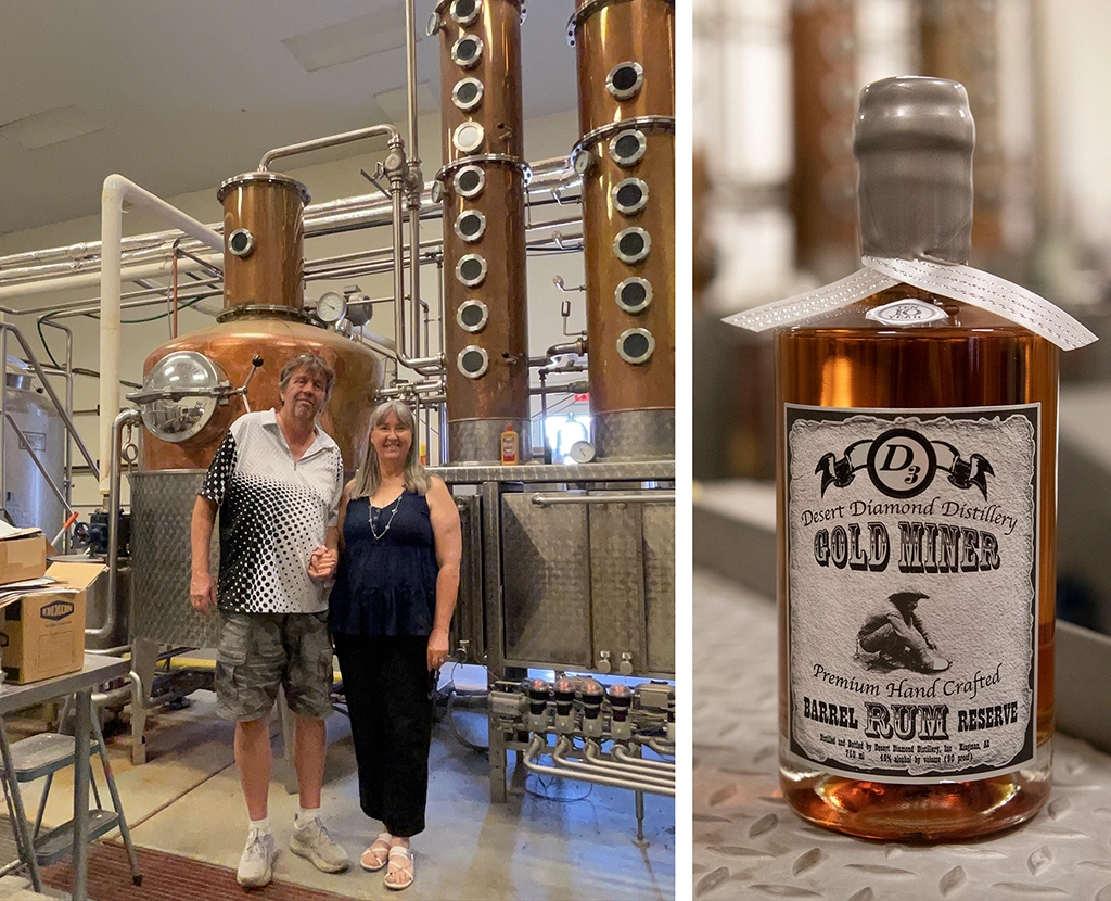 John und Deb von der Desert Diamond Distillery in Kingman, Arizona, vor den Brennapparaten sowie eine Flasche des preisgekrönten Gold Miner Barrel Reserve Rum.