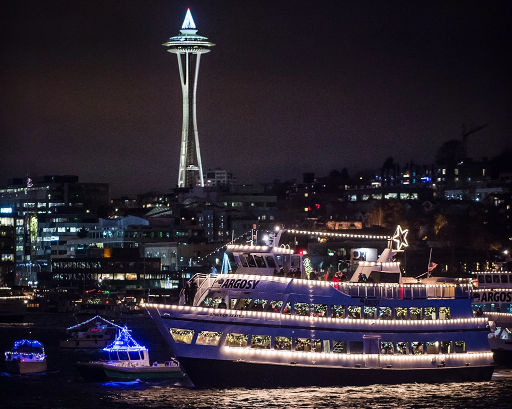 Weihnachtlich beleuchtetes Schiff von Argosy Cruises beim Christmas Ship Festival in Seattle mit der Space Needle im Hintergrund.
