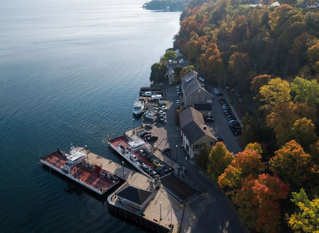 Luftaufnahme der Anlegestelle am Lake on the Mountain in Prince Edward County, Ontario, mit Autofähren und herbstlich gefärbten Bäumen