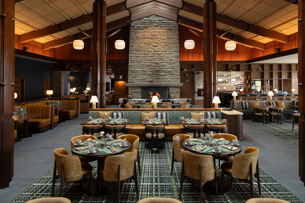 Neugestaltetes Restaurant Elderwood in der Fairmont Jasper Park Lodge mit hohen Holzdecken, Natursteinkamin und eleganten Sitzbereichen im Jasper-Nationalpark, Alberta
