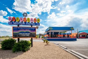 Americana Motor Hotel in Flagstaff, Arizona, mit buntem Retro-Neonschild und farbenfroher Fassade an der historischen Route 66.