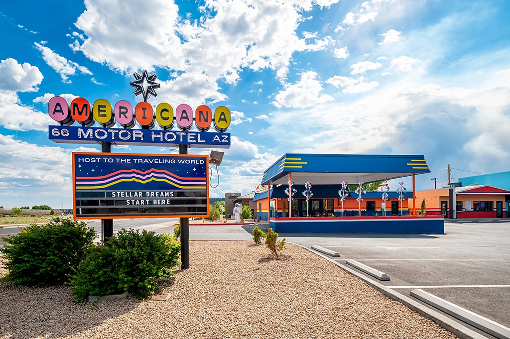 Americana Motor Hotel in Flagstaff, Arizona, mit buntem Retro-Neonschild und farbenfroher Fassade an der historischen Route 66.