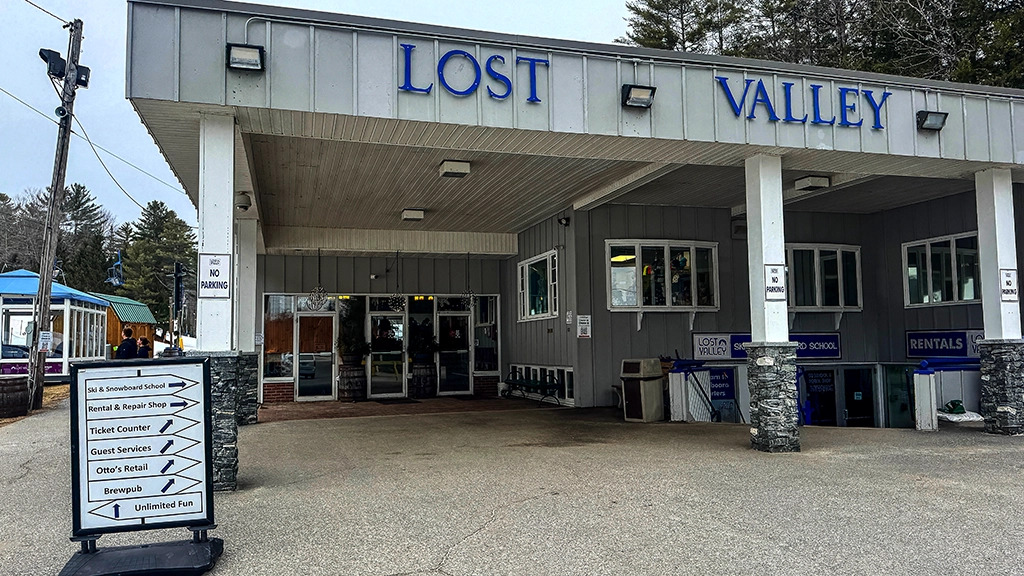 Eingangsbereich der Base Lodge im Skigebiet Lost Valley bei Auburn in Maine mit Skiverleih, Skischule und Gästeservice.