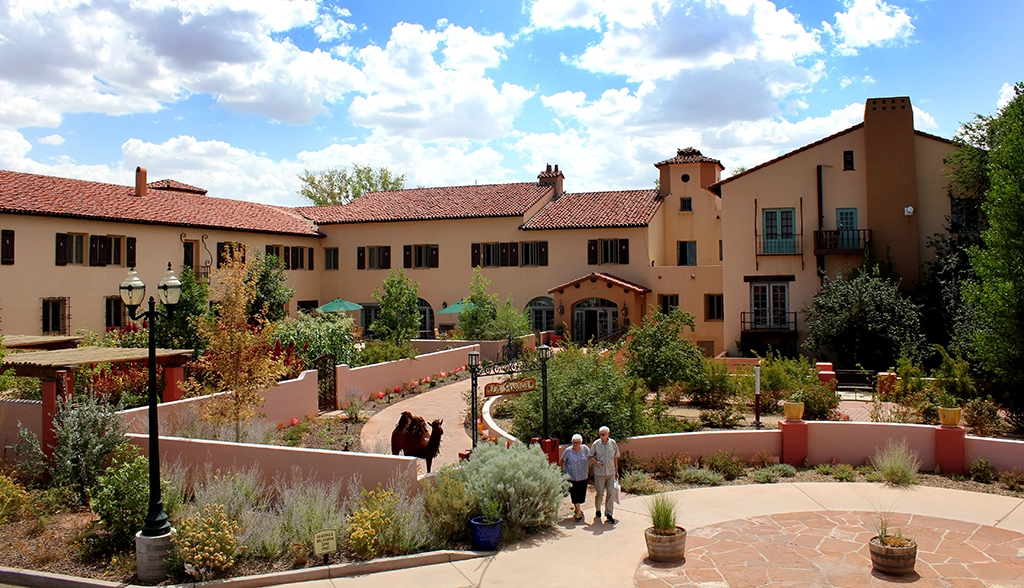 La Posada Hotel in Winslow, Arizona, mit seiner Architektur im spanischen Kolonialstil, roten Ziegeldächern und begrüntem Innenhof.