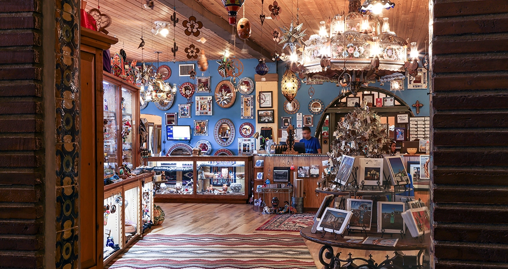 Farbenfroher Souvenirshop im La Posada Hotel in Winslow, Arizona, mit Kunsthandwerk, Schmuck und Dekorationen aus dem amerikanischen Südwesten.