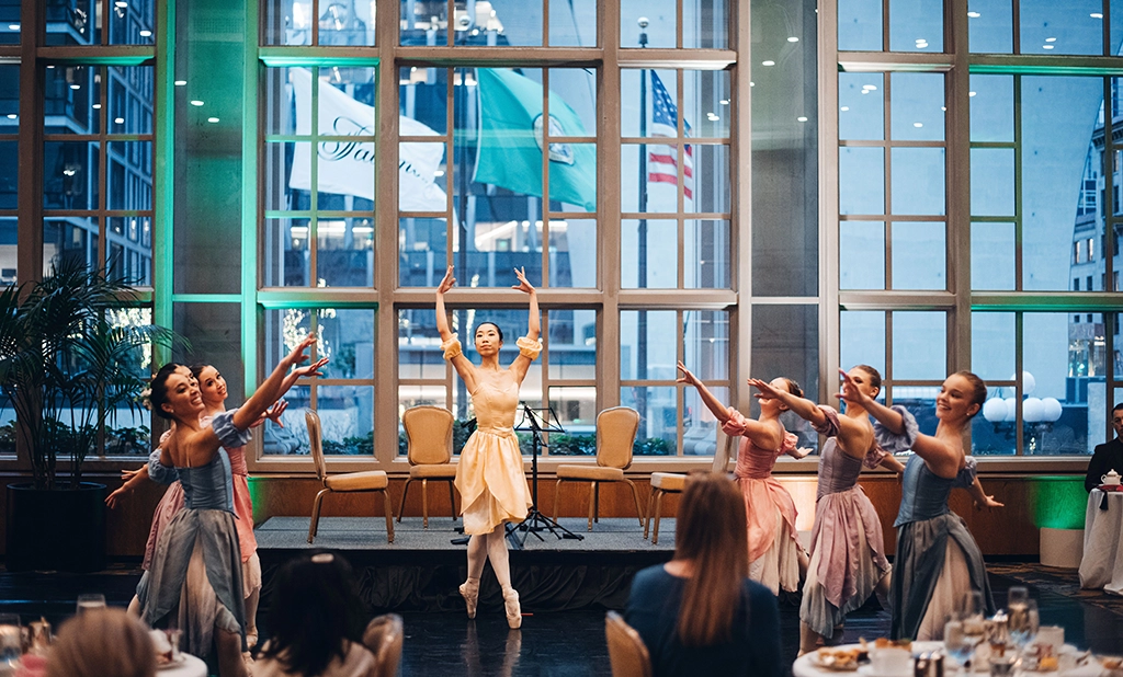 Balletttänzerinnen in pastellfarbenen Kostümen bei einer Aufführung während des Nutcracker Tea en Pointe im Fairmont Olympic Hotel in Seattle.