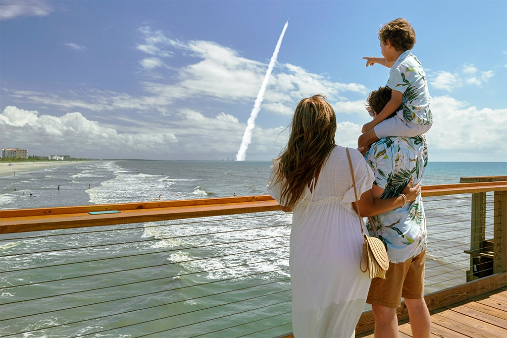 Familie beobachtet einen Raketenstart vom Cocoa Beach an Floridas Space Coast