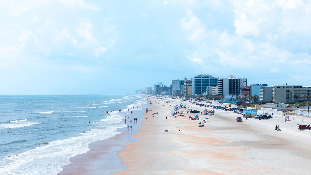 Breiter Sandstrand und Hotels am Daytona Beach in Florida