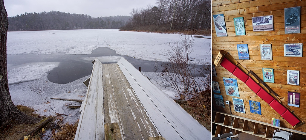 Hölzerne Toboggan-Rodelbahn der Camden Snow Bowl, die auf den teilweise zugefrorenen Hosmer Pond führt, sowie alte Rennplakate und ein traditioneller Holzschlitten.