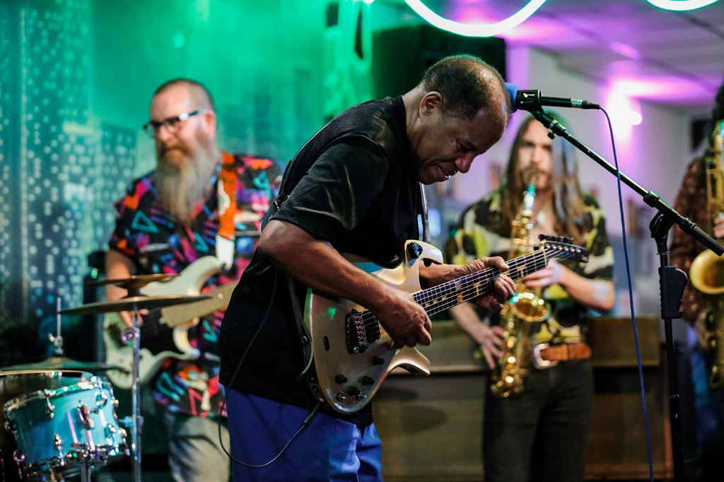 Bluesgitarrist bei einem Liveauftritt mit Bassist und Saxofonspieler in Lexington, Kentucky, bekannt für die lokale Bluesszene.